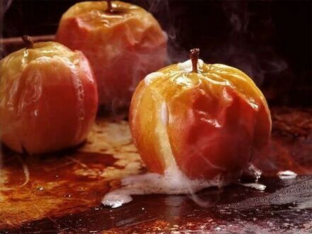 Baked apples are allowed for pancreatitis.